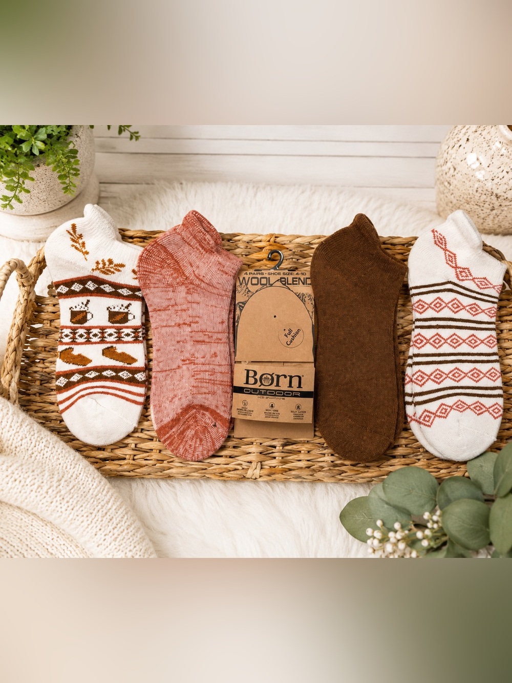 NWT Women’s Born Outdoor 4-Pair Wool Blend Full Cushion No Show Socks